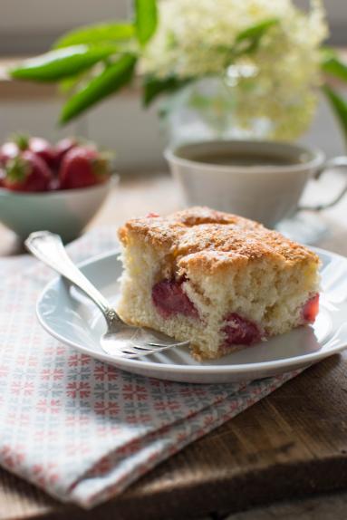 Zdjęcie - Biszkoptowe ciasto z truskawkami - Przepisy kulinarne ze zdjęciami