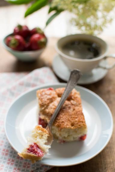 Zdjęcie - Biszkoptowe ciasto z truskawkami - Przepisy kulinarne ze zdjęciami