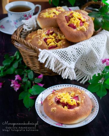 Zdjęcie - Drożdżówki z rabarbarem i truskawkami - Przepisy kulinarne ze zdjęciami