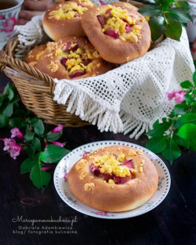 Zdjęcie - Drożdżówki z rabarbarem i truskawkami - Przepisy kulinarne ze zdjęciami