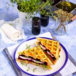Zdjęcie - Gofry tymiankowe z pieczonym burakiem i kozim serem - Przepisy kulinarne ze zdjęciami