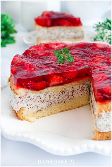 Zdjęcie - Torcik straciatella z truskawkami - Przepisy kulinarne ze zdjęciami