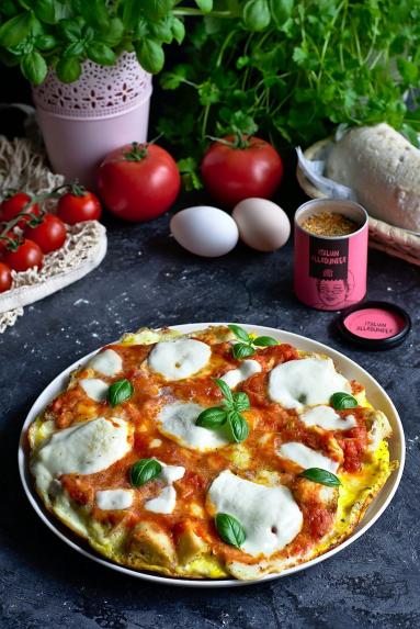 Zdjęcie - Omlet a’la pizza Margherita - Przepisy kulinarne ze zdjęciami