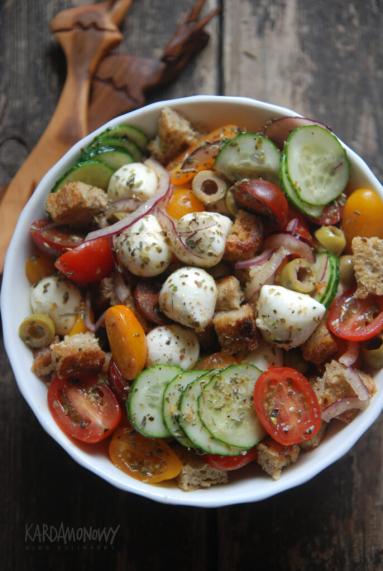 Zdjęcie: Panzanella z ogórkami i mozzarellą Zdjęcie - Panzanella z ogórkami i mozzarellą - Przepisy kulinarne ze zdjęciami