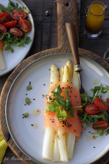 Zdjęcie - Szparagi z łososiem wędzonym - Przepisy kulinarne ze zdjęciami