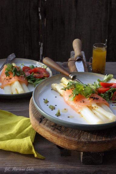 Zdjęcie - Szparagi z łososiem wędzonym - Przepisy kulinarne ze zdjęciami