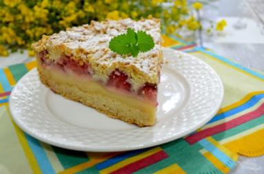 Zdjęcie - Kruche ciasto z budyniem i truskawkami - Jak zrobić - Smakowite Dania - Przepisy kulinarne ze zdjęciami