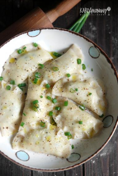 Zdjęcie: Pierogi z ziemniakami, ziołami i fetą Zdjęcie - Pierogi z ziemniakami, ziołami i fetą - Przepisy kulinarne ze zdjęciami