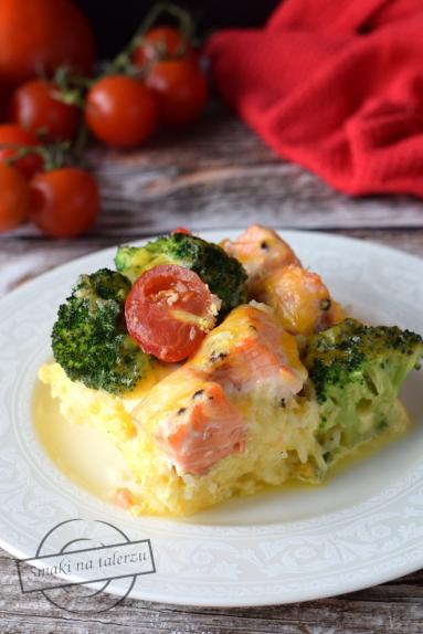 Zdjęcie - Ryżowa zapiekanka z brokułem i łososiem - Przepisy kulinarne ze zdjęciami