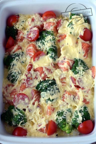 Zdjęcie - Ryżowa zapiekanka z brokułem i łososiem - Przepisy kulinarne ze zdjęciami