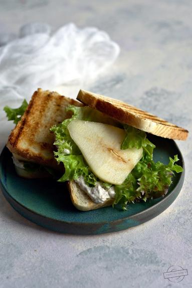 Zdjęcie - Tosty z pastą z sera pleśniowego, sałatą i gruszką - Przepisy kulinarne ze zdjęciami
