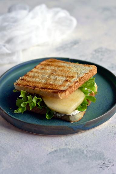 Zdjęcie - Tosty z pastą z sera pleśniowego, sałatą i gruszką - Przepisy kulinarne ze zdjęciami