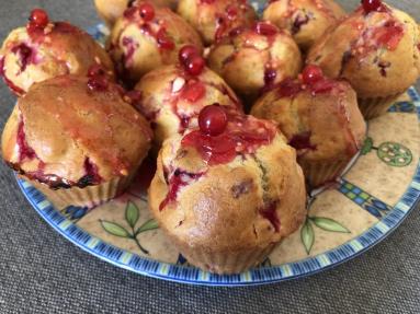 Zdjęcie - Lekkie muffinki z malinami i czerwoną porzeczką - Przepisy kulinarne ze zdjęciami