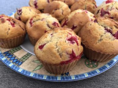 Zdjęcie - Lekkie muffinki z malinami i czerwoną porzeczką - Przepisy kulinarne ze zdjęciami