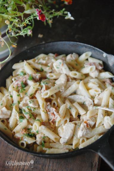 Zdjęcie: Makaron z mascarpone, kurczakiem i suszonymi pomidorami Zdjęcie - Makaron z mascarpone, kurczakiem i suszonymi pomidorami - Przepisy kulinarne ze zdjęciami