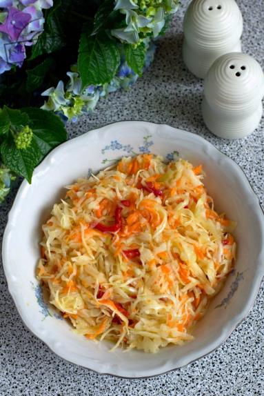 Zdjęcie - Surówka z kapusty, marchewki i papryki - Przepisy kulinarne ze zdjęciami