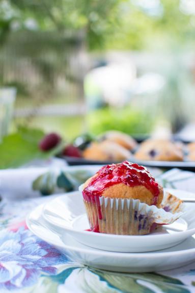 Zdjęcie - Babeczki z wiśniami i lukrem malinowym - Przepisy kulinarne ze zdjęciami