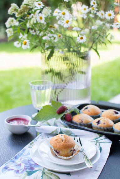 Zdjęcie - Babeczki z wiśniami i lukrem malinowym - Przepisy kulinarne ze zdjęciami