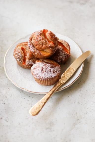 Zdjęcie - Bezglutenowe muffiny z morelami i białą czekoladą - Przepisy kulinarne ze zdjęciami