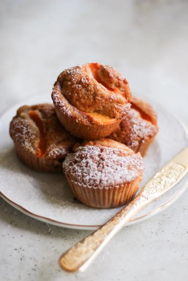 Zdjęcie - Bezglutenowe muffiny z morelami i białą czekoladą - Przepisy kulinarne ze zdjęciami