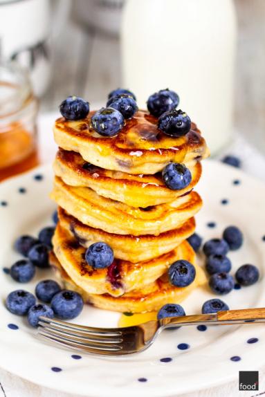 Zdjęcie - Pancakes z borówkami - Przepisy kulinarne ze zdjęciami