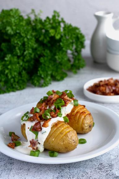 Zdjęcie - Pieczone ziemniaki z serkiem czosnkowym i boczkiem - Przepisy kulinarne ze zdjęciami