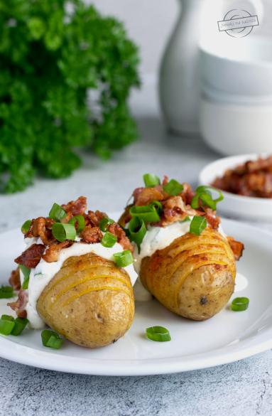 Zdjęcie - Pieczone ziemniaki z serkiem czosnkowym i boczkiem - Przepisy kulinarne ze zdjęciami