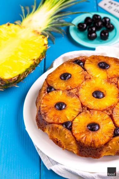 Zdjęcie - Odwrócone ciasto ananasowe - klasyczny amerykański przepis - Przepisy kulinarne ze zdjęciami