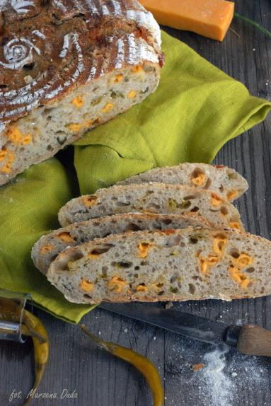Zdjęcie - Chleb na zakwasie z jalapeño i cheddarem - Przepisy kulinarne ze zdjęciami