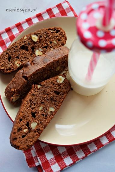 Zdjęcie - Ciasto z czekoladą i migdałami, pieczone na małej foremce - Przepisy kulinarne ze zdjęciami