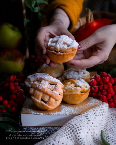 Zdjęcie - Kruche babeczki z jabłkami - Przepisy kulinarne ze zdjęciami