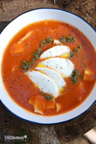 Zdjęcie: Gęsta pomidorowa z pesto i mozzarellą Zdjęcie - Gęsta pomidorowa z pesto i mozzarellą - Przepisy kulinarne ze zdjęciami