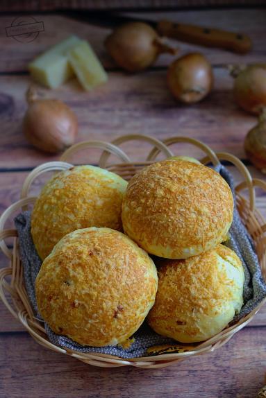 Zdjęcie - Bułki cebulowe z żółtym serem - Przepisy kulinarne ze zdjęciami
