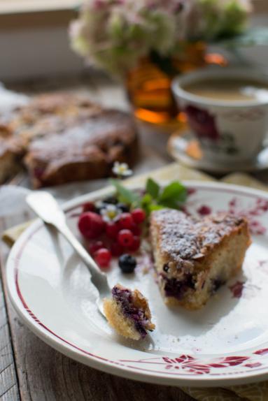 Zdjęcie - Migdałowe ciasto z owocami - Przepisy kulinarne ze zdjęciami