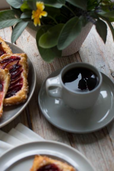 Zdjęcie - Łatwe jesienne ciastka francuskie ze śliwkami - Przepisy kulinarne ze zdjęciami