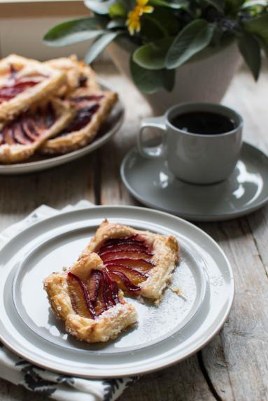Zdjęcie - Łatwe jesienne ciastka francuskie ze śliwkami - Przepisy kulinarne ze zdjęciami