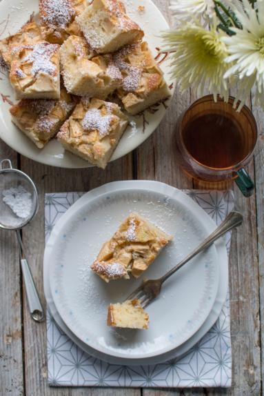 Zdjęcie - Maślane ciasto ucierane z jabłkami - Przepisy kulinarne ze zdjęciami