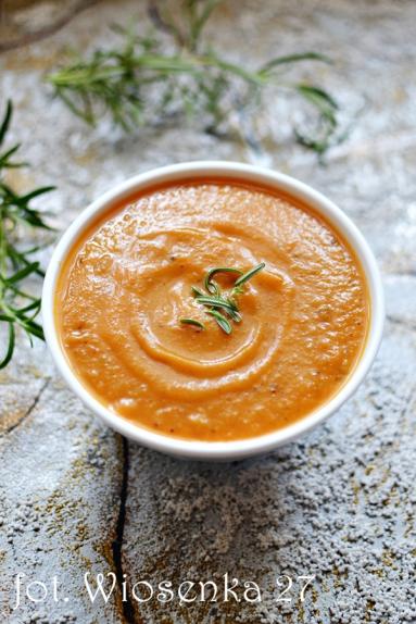 Zdjęcie - Zupa z pieczonej dyni i pomidorów - Przepisy kulinarne ze zdjęciami