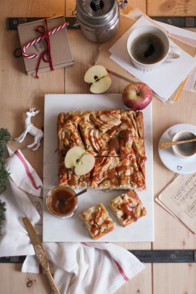 Zdjęcie - Proste ciasto z jabłkami, karmelem i kokosem - Przepisy kulinarne ze zdjęciami