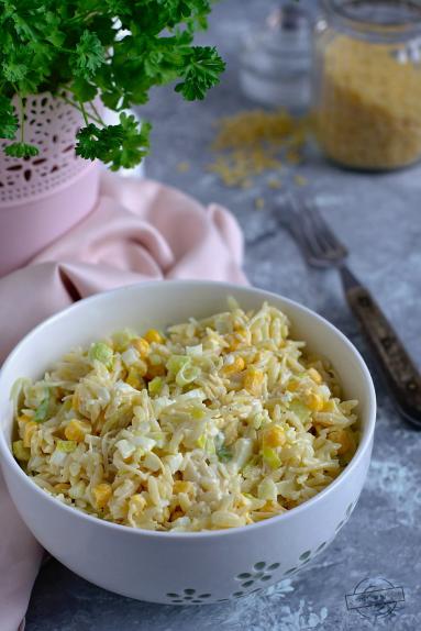Zdjęcie - Sałatka z makaronem orzo, porem i kukurydzą - Przepisy kulinarne ze zdjęciami