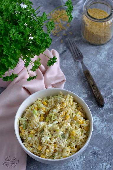 Zdjęcie - Sałatka z makaronem orzo, porem i kukurydzą - Przepisy kulinarne ze zdjęciami