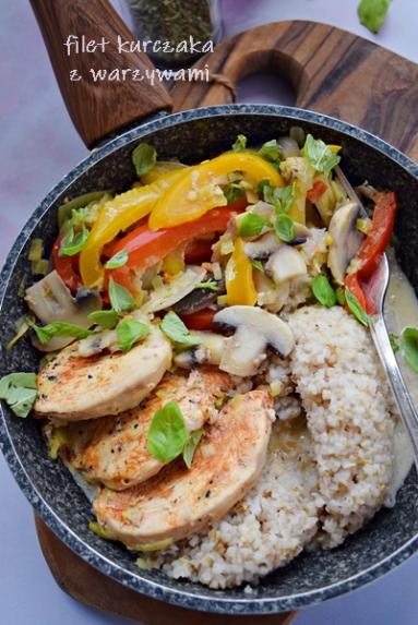Zdjęcie - Filet kurczaka w sosie z warzywami - Napiecyku - Przepisy kulinarne ze zdjęciami