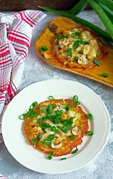 Zdjęcie - Placki ziemniaczane z kurczakiem i pieczarkami (a’la pizza) - Przepisy kulinarne ze zdjęciami