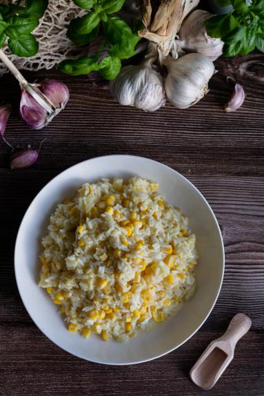 Zdjęcie - Sałatka ryżowa z kukurydzą i ananasem - Przepisy kulinarne ze zdjęciami