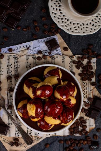 Zdjęcie - Profiterole z kremem waniliowym i czekoladą - Przepisy kulinarne ze zdjęciami