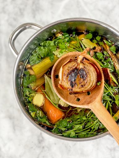 Zdjęcie - Rosół z pieczonych warzyw - Przepisy kulinarne ze zdjęciami