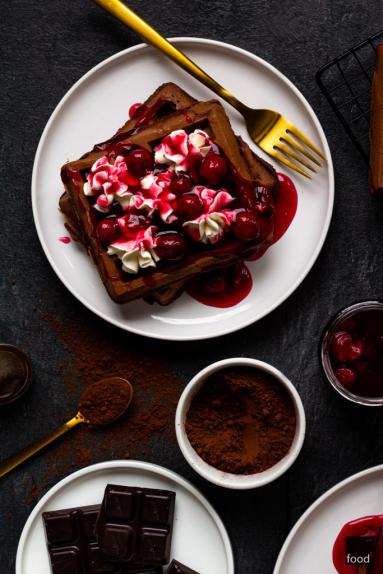Zdjęcie - Gofry czekoladowe z wiśniami i bitą śmietaną - Przepisy kulinarne ze zdjęciami