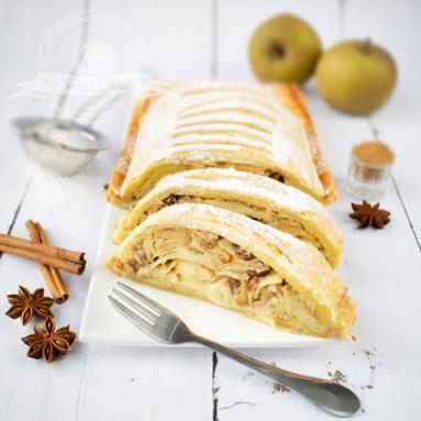 Zdjęcie - Najprostszy strudel z jabłkami - Przepisy kulinarne ze zdjęciami