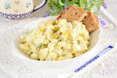 Zdjęcie - Sałatka jajeczna z groszkiem i kukurydzą - Przepisy kulinarne ze zdjęciami