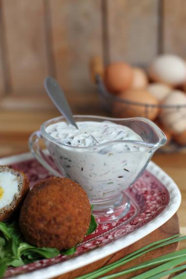 Zdjęcie - Jajka po szkocku z sosem tatarskim - Przepisy kulinarne ze zdjęciami